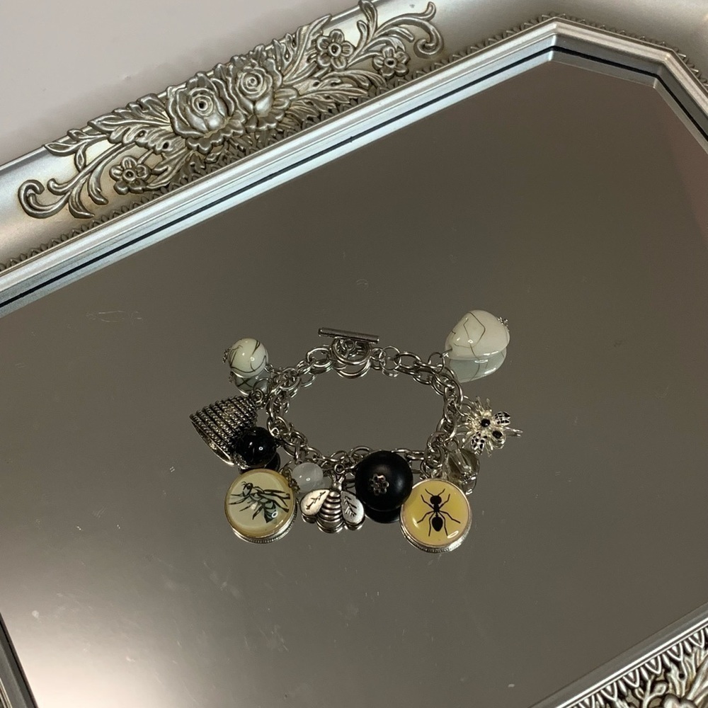 One amber bracelet and one beehive bracelet - Picture 4 of 4